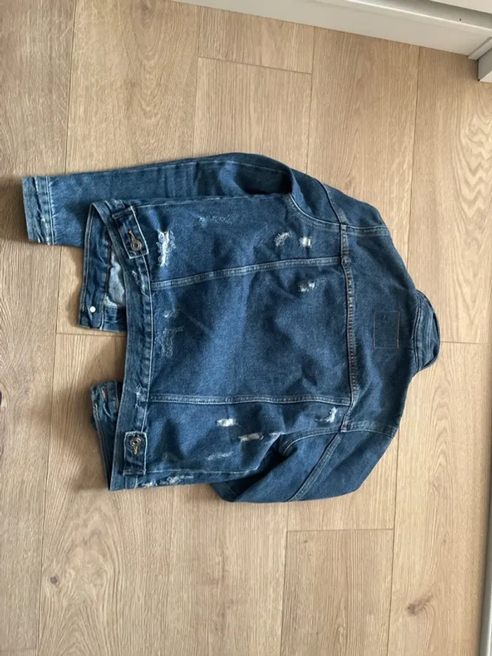 Veste en jeans trouée - photo numéro 3