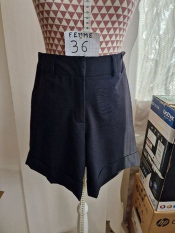 Short, noir, en polyester & viscose & elasthanne, en très très bon état, longueur 42cm