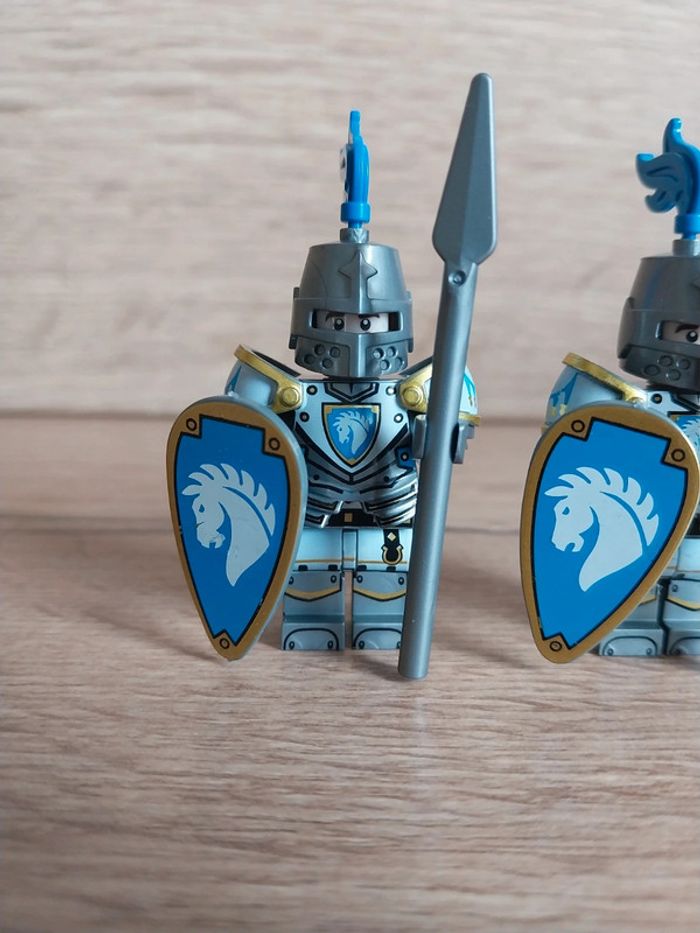 Figurines type lego 2 soldats chevaliers chevaux - photo numéro 2
