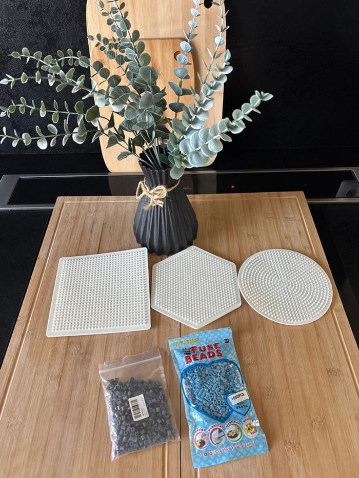 Lot pochoirs perles à repasser avec quelques perles