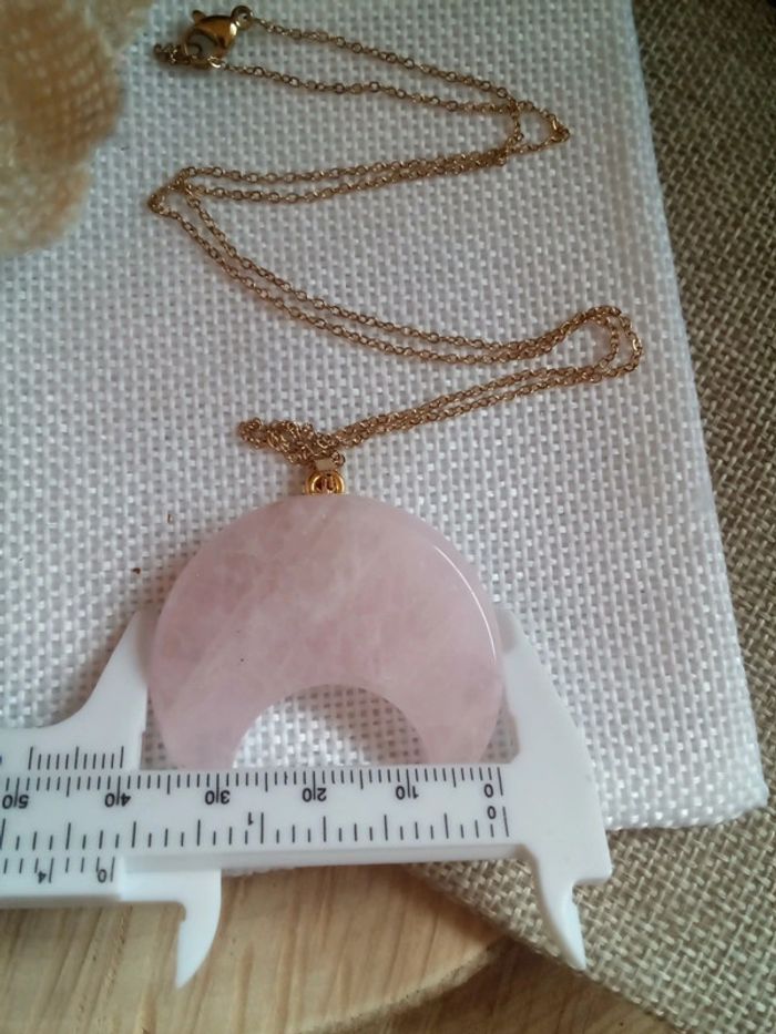 Collier lune en pierre de quartz rose 🩷. - photo numéro 3