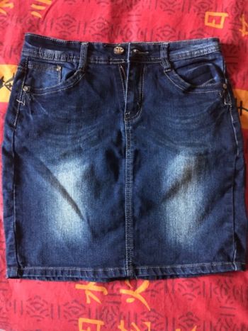 # mini jupe en jeans taille 40.