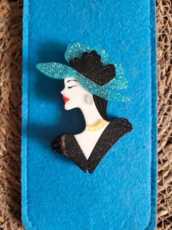 Broche 3D la femme et chapeau turquoise - photo numéro 3