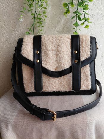 Sac bandoulière noir avec moumoute 