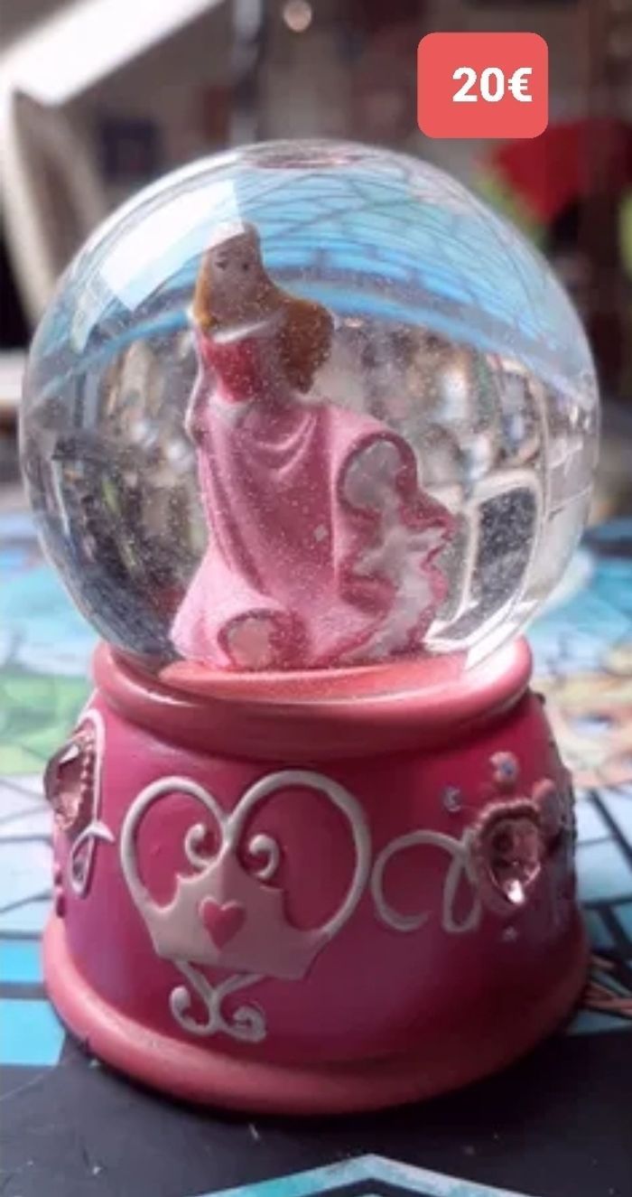 Snowglobe disney aurore disneyland