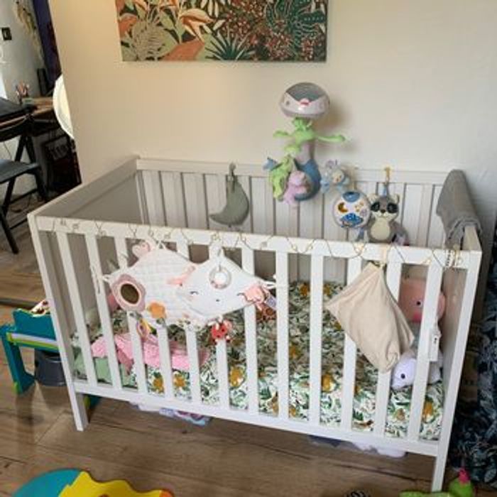 Lit bébé avec matelas et housse de couette - photo numéro 2