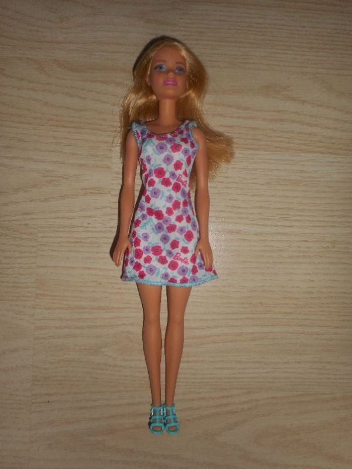 Poupée BARBIE Robe Fleurie + Sandales Turquoises