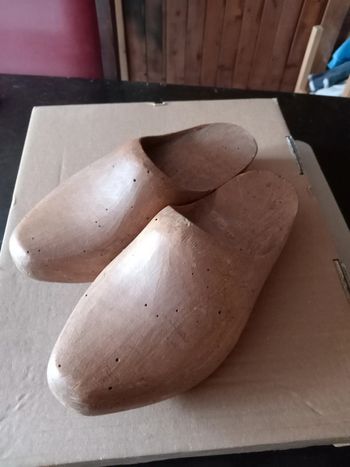 Paire de sabots en bois