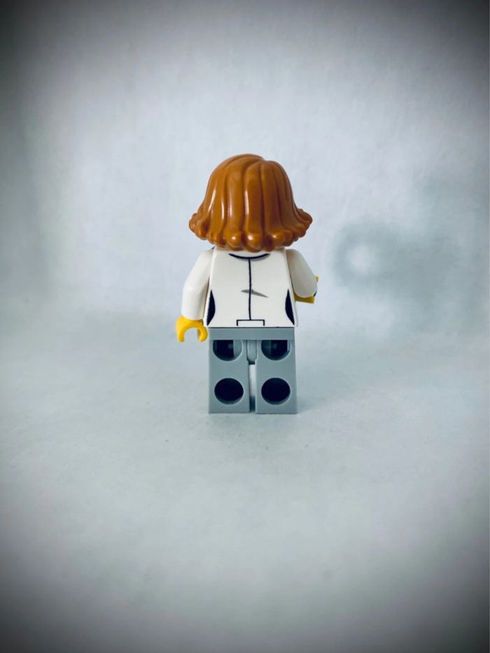 Minifigurine LEGO City cty1035 - Femme Scientifique - Très bon état - photo numéro 4