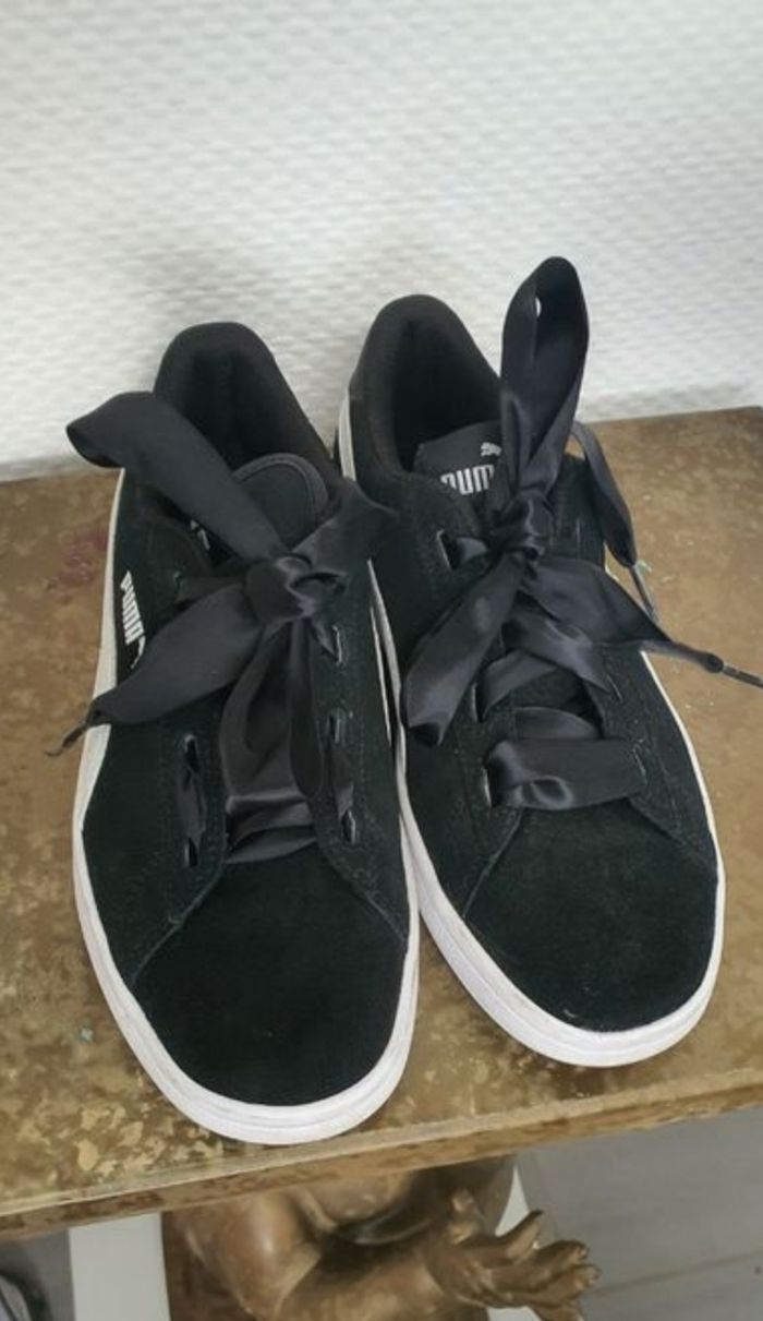 Taille.37Basket en suédine Noir/et cuir Blanc avec ruban en satin noir (4 passants)
Modèle Smash v2 Ribbon junior
marque PUMA
Pour femme ou fille
Taille.37 - photo numéro 2