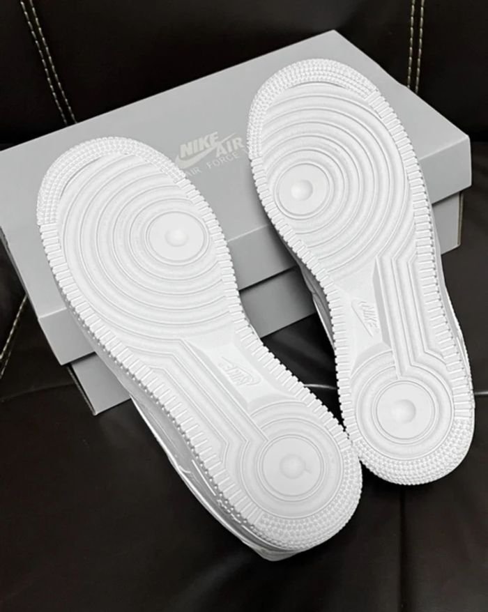 Nike Air Force 1 taille 42 - photo numéro 4