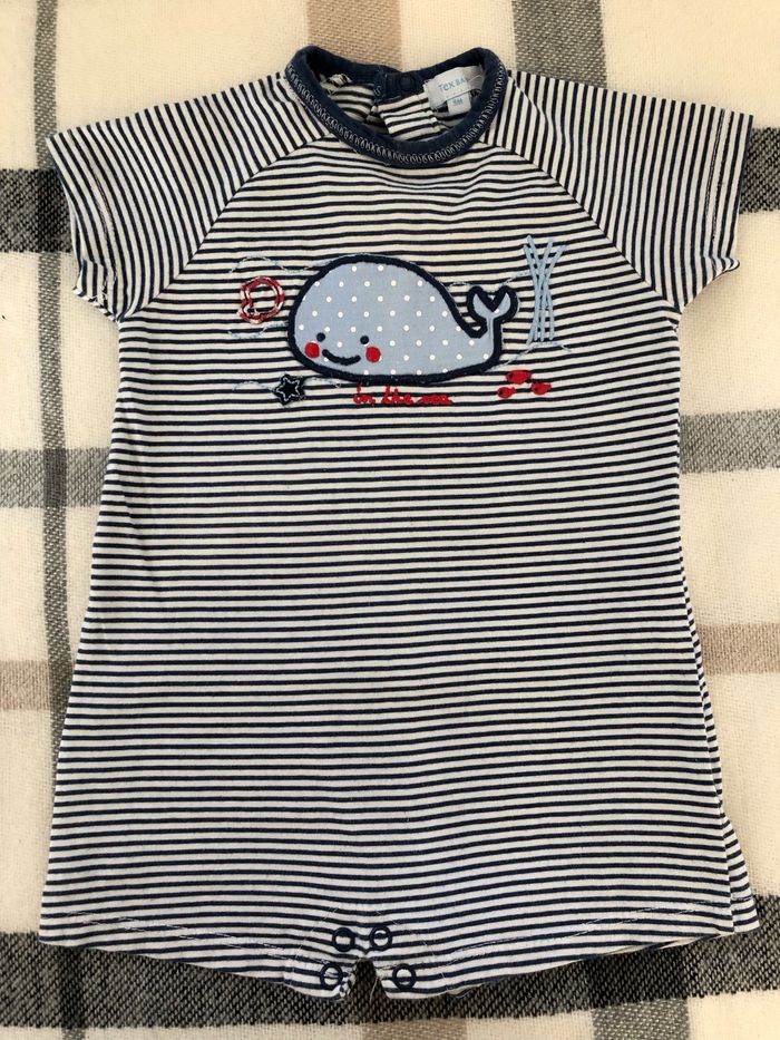 Barboteuse, très bon état neuf mois