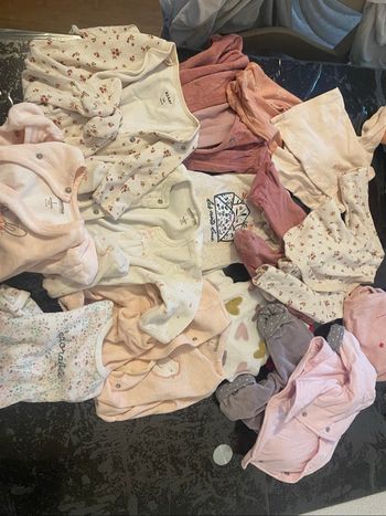 Vends un lot de vêtements ( pyjama , tenues , body , 2 turbulettes ( pas apparente sur les photos car pas assez de place )