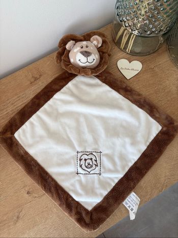 Doudou lion blanc beige grelots