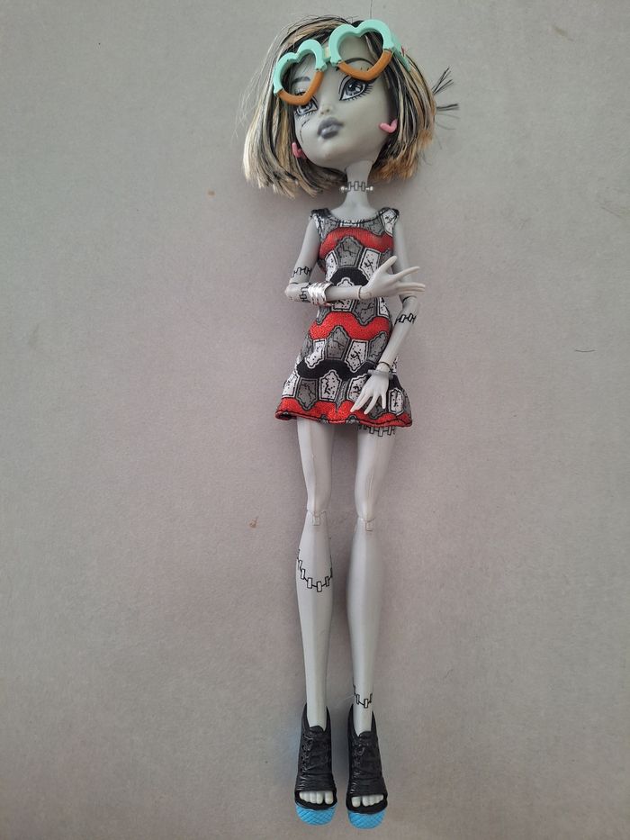 Lot 10 poupées monster high et supports - photo numéro 8