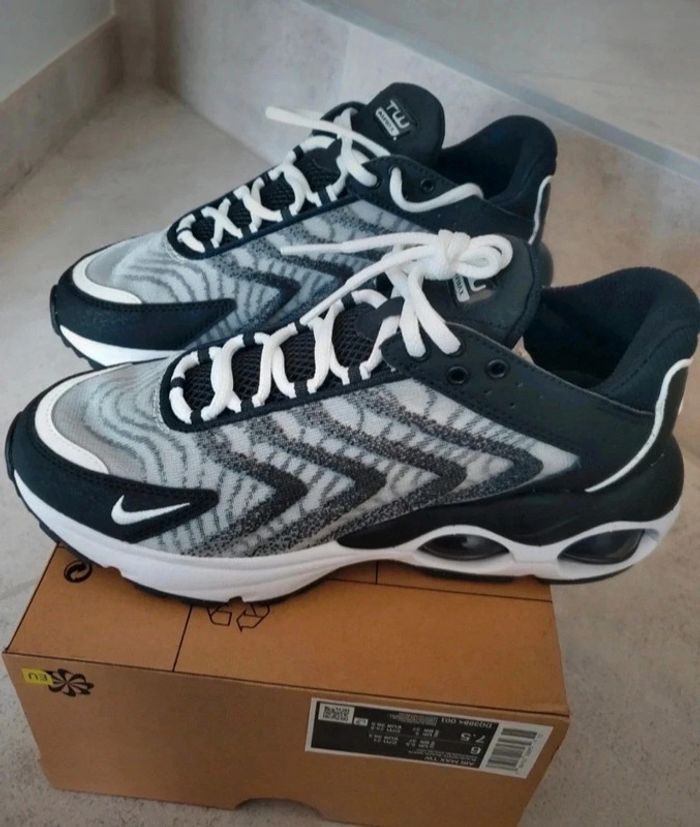 Basket Nike Air Max TW 38,5 Neuve