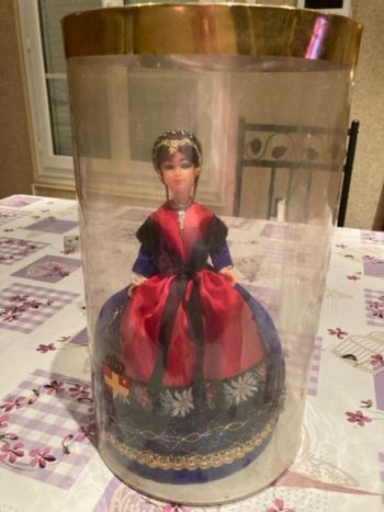 Poupée de collection dans sa boîte (origine inconnue)