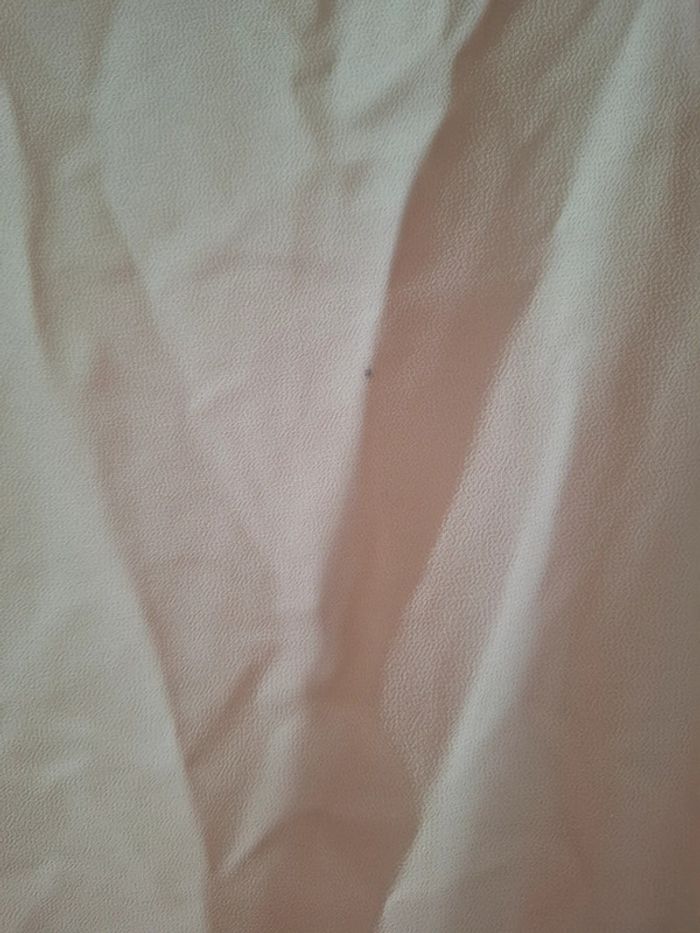 Robe blanche y a 2 petite tache que ne de voit pas beaucoup - photo numéro 2