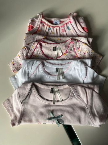 Lot de 4 bodies manches courtes 12 mois 74 cms