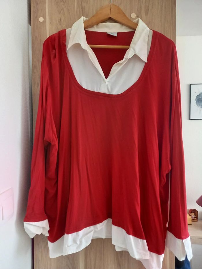 Tunique rouge et blanche.