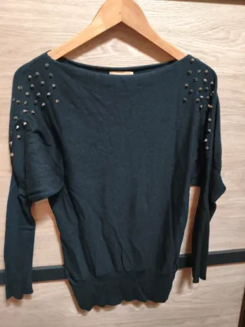 Pull noir avec picots en métal