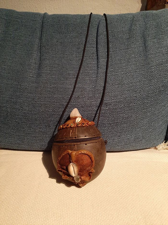 Sac bandoulière fait à partir d une vrai noix de coco