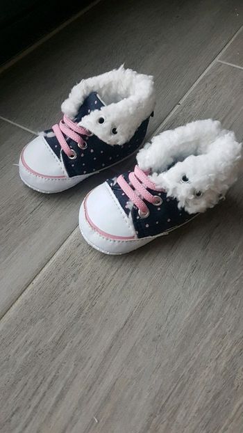 Chaussons baskets neufs taille 18-19