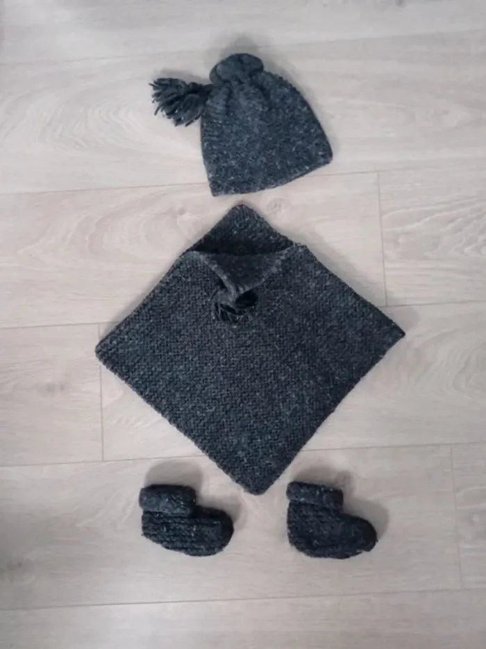 Ensemble bonnet, cape et chaussons mixte tricot gris 3/6 mois