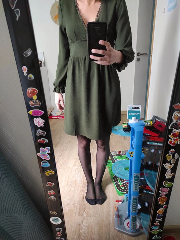 Robe 👗 kaki dentelle décolleté taille S - photo numéro 2