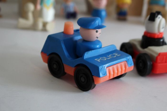 Lot de 4 véhicules Fisher Price avec 3 personnages - photo numéro 4