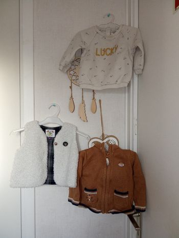Lot de 3 hauts hiver garçon 6 mois, gilet, pull moutarde blanc motif