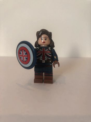 Figurine type lego Captain Carter. Dc comics