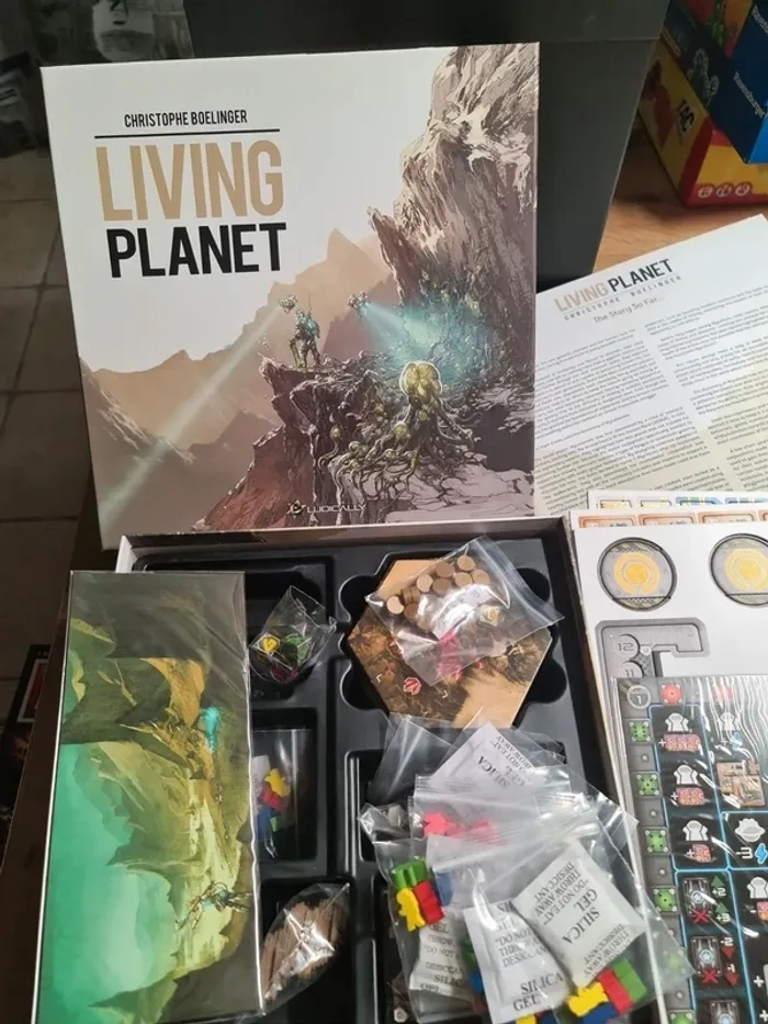 Comme neuf jeu de société Living Planet Deluxe Édition des éditions Ludically, - photo numéro 2