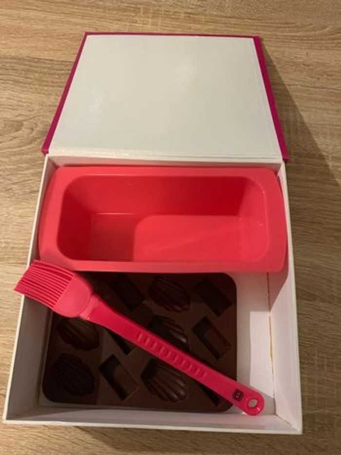 Boîte en carton avec moules en silicone + pinceau - photo numéro 2
