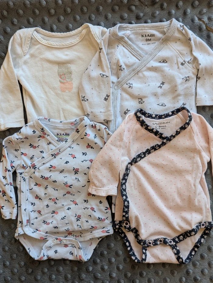 Lot de 4 bodies taille 0 mois - Obaibi, Sauthon & Kiabi. Motifs lapin, chat et fleurs