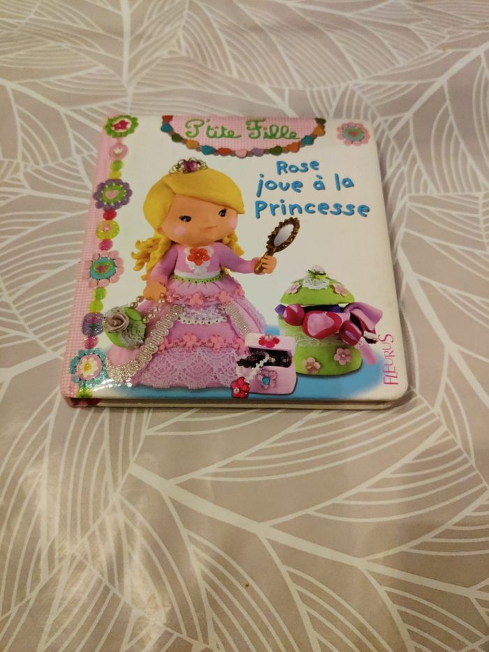 Livre rose joue à la princesse