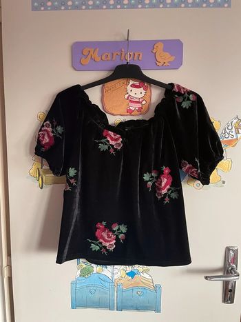 Haut à épaules découvertes en velours noir à motifs fleurs, taille 36, marque New Look.