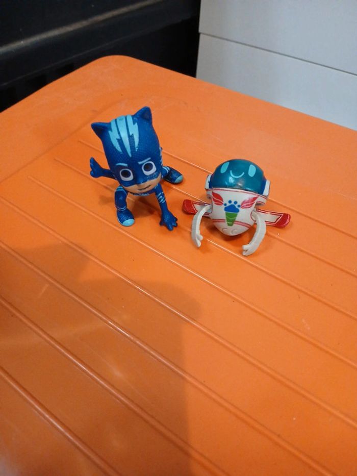Pyjamask figurine yoyo et un robot