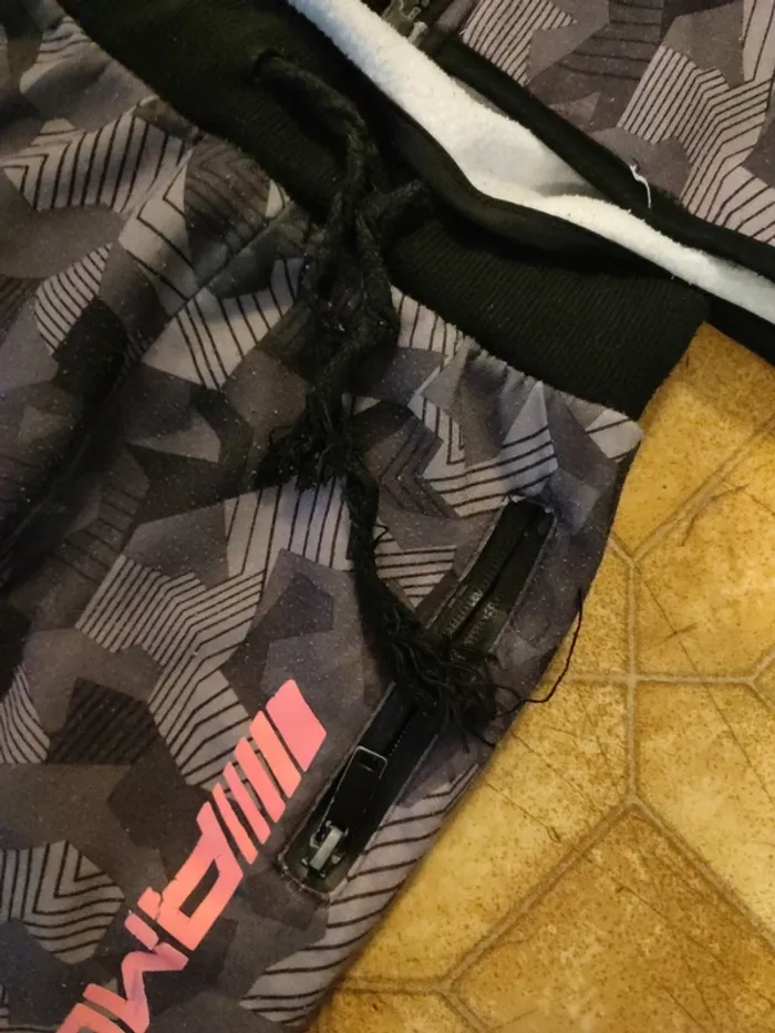 Ensemble jogging Hugo boss mercedes AMG 5 ans - photo numéro 5