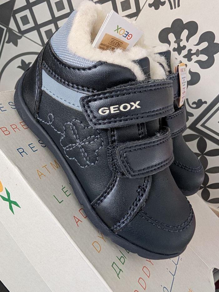 Chaussures fille chaudes. Taille 22. Neuf. Geox.