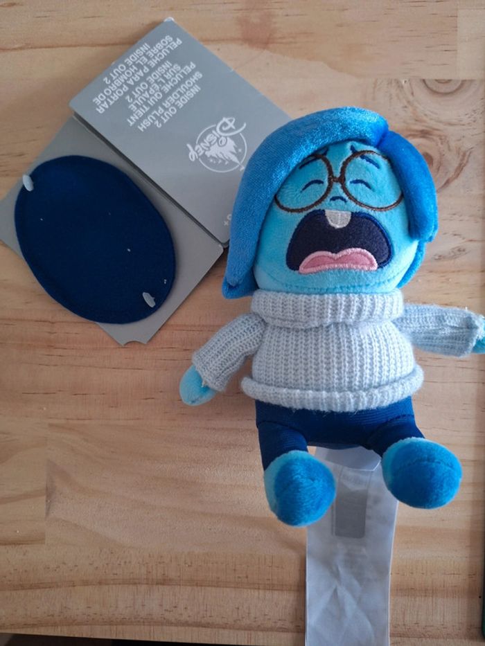 Peluche Tristesse Vice Versa 2 - Disney Pixar - Shoulder Plush Aimantée - photo numéro 2