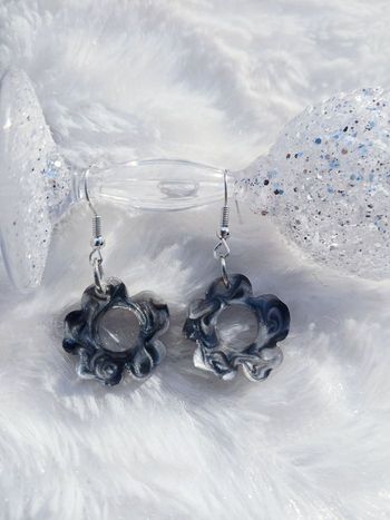 Boucles d'oreilles fleurs noires et blanches 