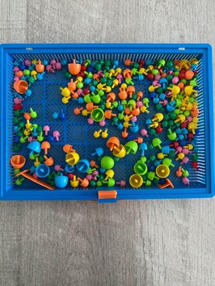 Jeu  de reproduction avec des pions de couleur