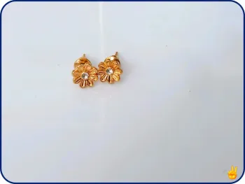 Clous d’oreilles fleurs dorées avec strass – Look délicat et féminin