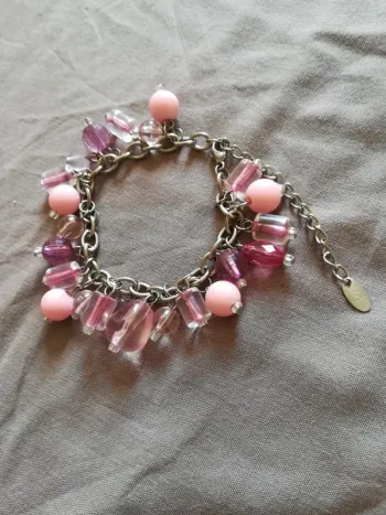 Très joli bracelet gris avec des charmes roses, neuf
