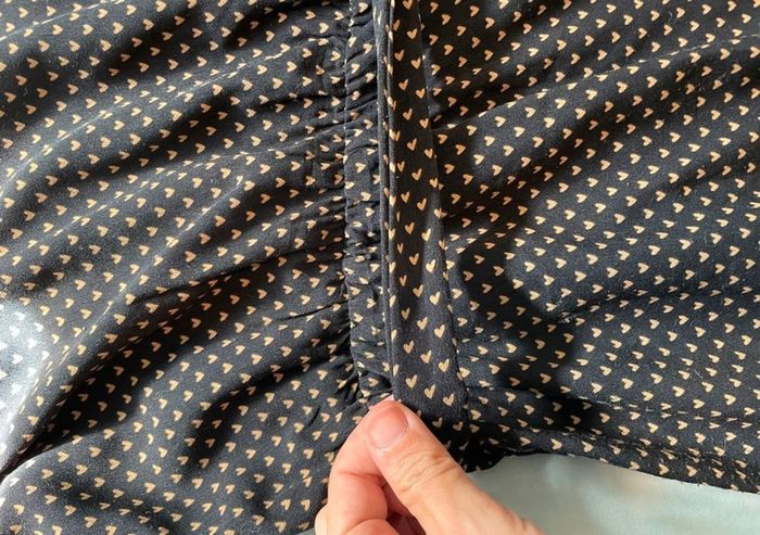 Robe longue noire cintrée petit cœurs doré taille S la petite étoile - photo numéro 5