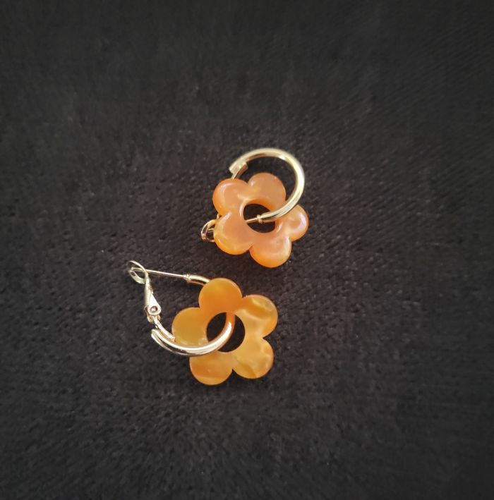 Boucles d'oreilles fleur orange acrylique réfléchissant - photo numéro 2