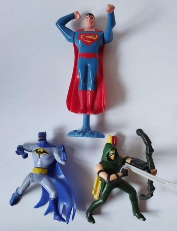3 figurines superhéros Superman Batman Green Arrow