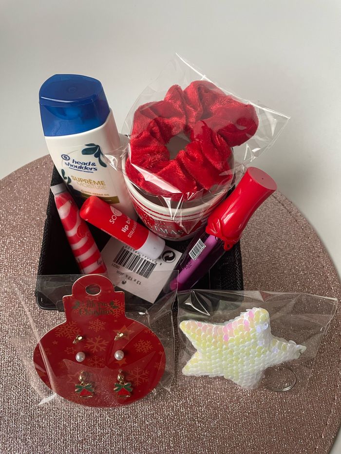 Panier cadeau rouge - photo numéro 3