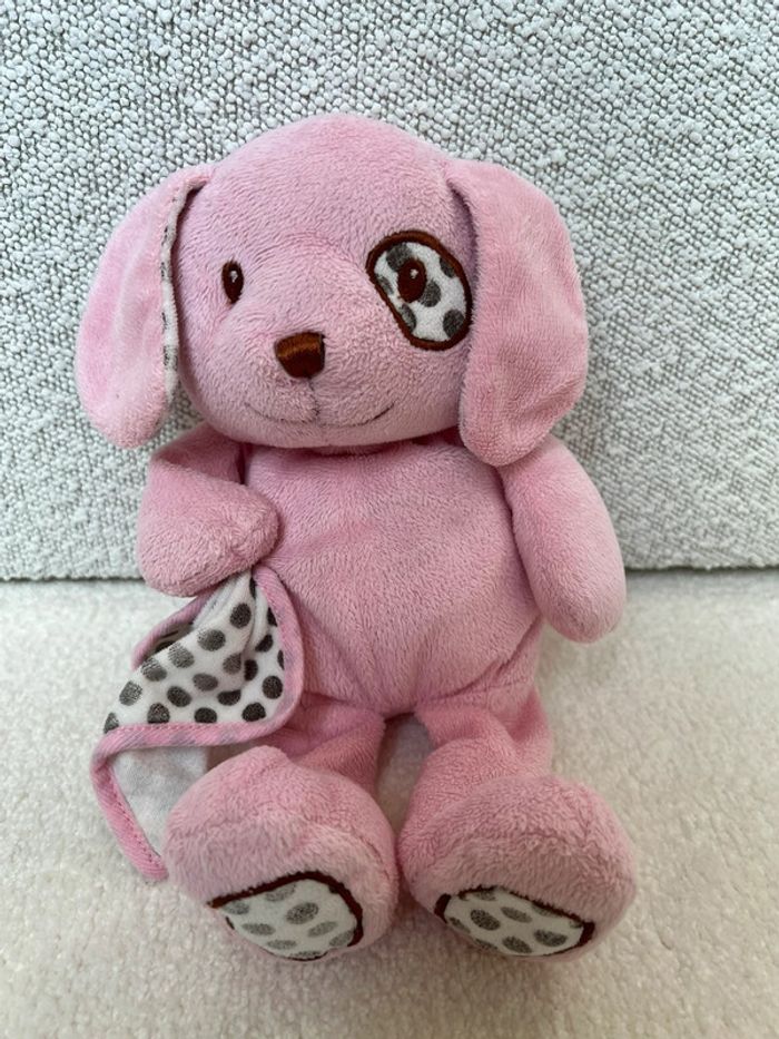 Peluche rose chien avec mouchoir